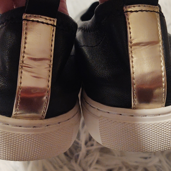 Kenneth Cole is 7.5  (37.5) - Picture 4 of 4